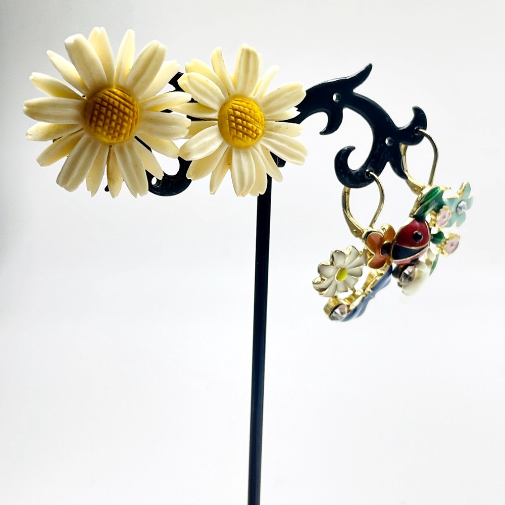 Vintage Earrings Lot of 2 Bug Floral Daisy Enamel Flower Statement Retro - Picture 13 of 16